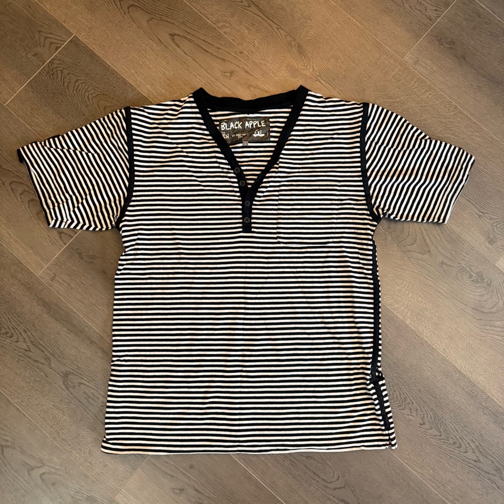 Vintage Black Apple men’s black and white striped v neck (Sz L)